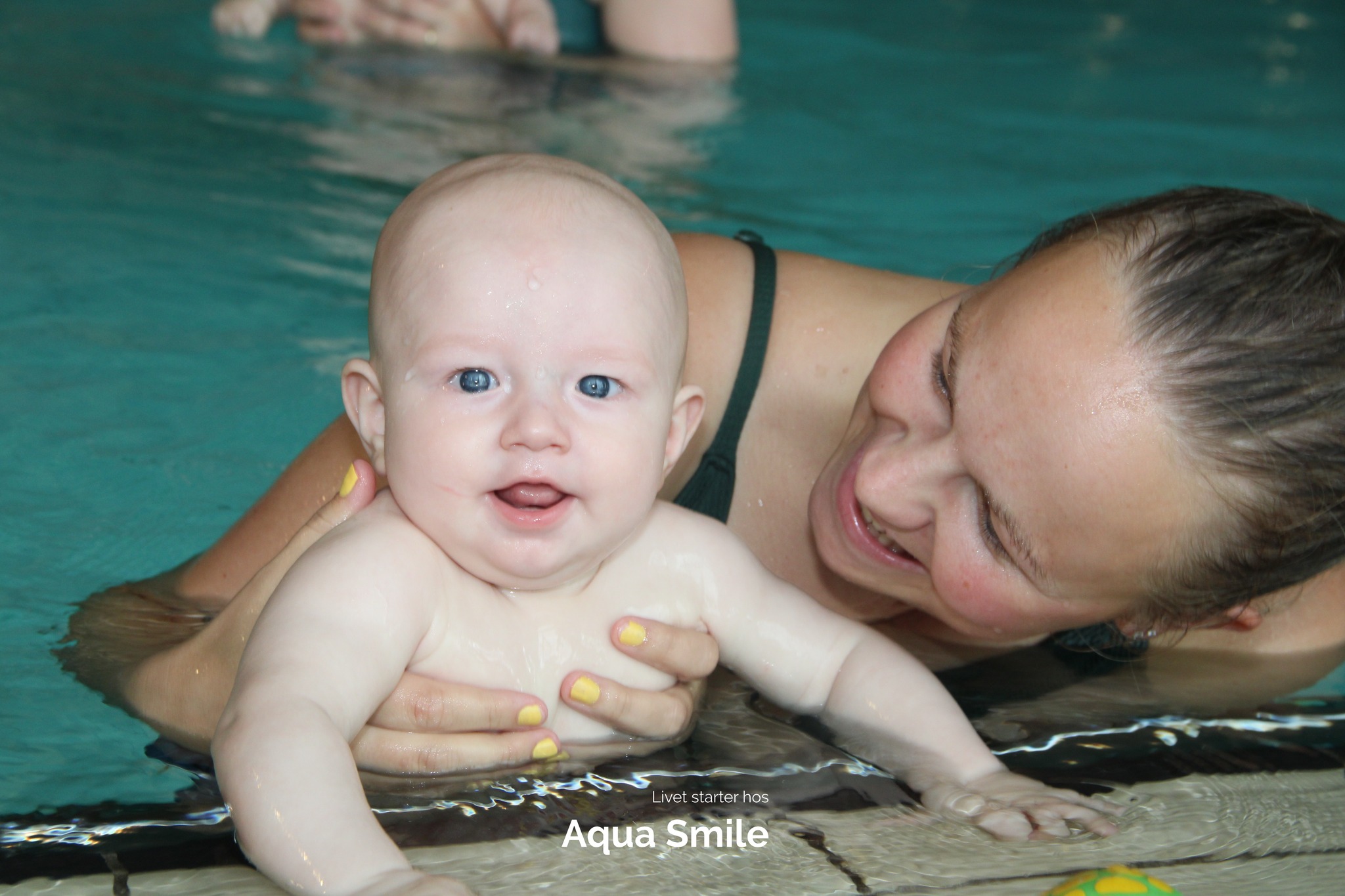 Hvad kan I forvente hos Aqua Smile babysvømning? Masser af glæde og velvære: Vi gør meget ud af at skabe en varm og tryg atmosfære, hvor både babyer og forældre kan nyde vandet og hinandens selskab. Hos os er det en leg at være i vandet – og det ses på smilene! &#128516; Motorisk udvikling: Babysvømning er ikke kun sjovt – det er også en fantastisk måde at styrke din babys motorik på. Bevægelse i vandet hjælper med at udvikle balance, koordination og kropskontrol. &#128700;