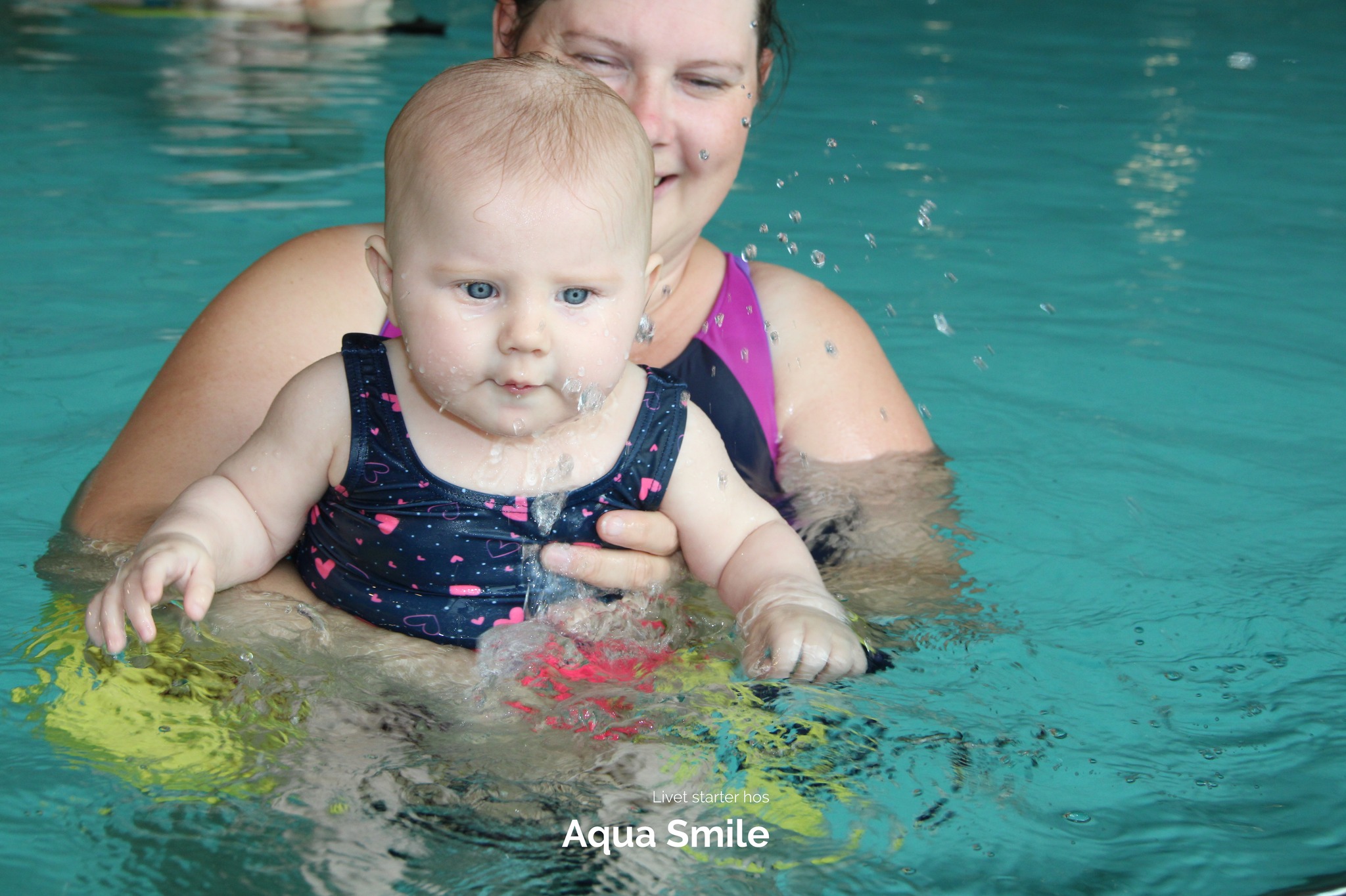 Hvad kan I forvente hos Aqua Smile babysvømning? Masser af glæde og velvære: Vi gør meget ud af at skabe en varm og tryg atmosfære, hvor både babyer og forældre kan nyde vandet og hinandens selskab. Hos os er det en leg at være i vandet – og det ses på smilene! &#128516; Motorisk udvikling: Babysvømning er ikke kun sjovt – det er også en fantastisk måde at styrke din babys motorik på. Bevægelse i vandet hjælper med at udvikle balance, koordination og kropskontrol. &#128700;